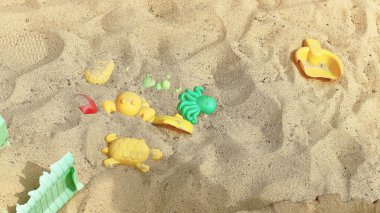                                Plaj kumlarıyla oynayan ve öğleden sonra şehir merkezindeki oyun parkında plaja giderken sıklıkla kullanılan plastik oyuncaklar.. 