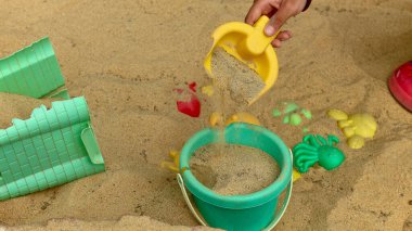                                Plaj kumlarıyla oynayan ve öğleden sonra şehir merkezindeki oyun parkında plaja giderken sıklıkla kullanılan plastik oyuncaklar.. 