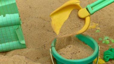                                Plaj kumlarıyla oynayan ve öğleden sonra şehir merkezindeki oyun parkında plaja giderken sıklıkla kullanılan plastik oyuncaklar.. 