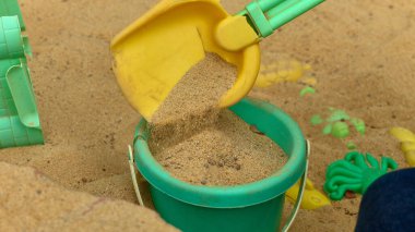                                Plaj kumlarıyla oynayan ve öğleden sonra şehir merkezindeki oyun parkında plaja giderken sıklıkla kullanılan plastik oyuncaklar.. 