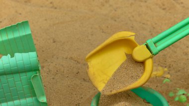                                Plaj kumlarıyla oynayan ve öğleden sonra şehir merkezindeki oyun parkında plaja giderken sıklıkla kullanılan plastik oyuncaklar.. 