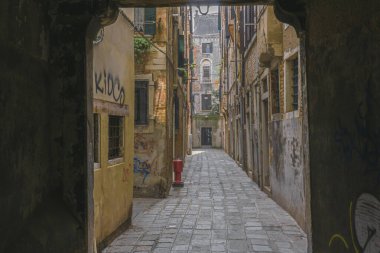 Venedik 'te renkli evleri olan eski İtalyan caddesi.