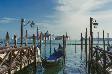 Gondollu, Venedik, İtalya 'lı kanal manzarası