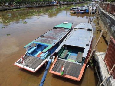 Banjarmasin Nehri 'nde bir grup tekne.