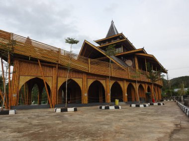 Güney Kalimantan 'daki bambu camiinin güneybatı yakası.