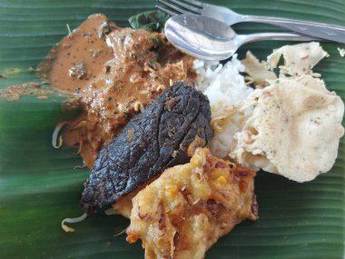 Kızarmış akciğer, bakwan ve peyek krakerleriyle birlikte cevizli pilav.