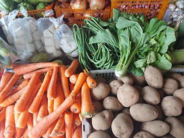  Geleneksel pazarda çeşitli sebzeler satılıyor