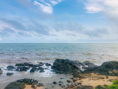 Sahil, su, yansıma ve dalgalar Sri Lanka 'da bir plajda huzur ve hareketlilik içinde.