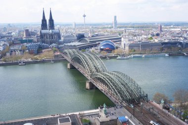 Trenli Köln Havacılık Ren Nehri üzerindeki bir köprüde hareket ediyor. Arka planda Majestic Köln Katedrali