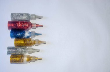 Parıltı - yapıştırıcı ile karıştırılmış renkli sim..