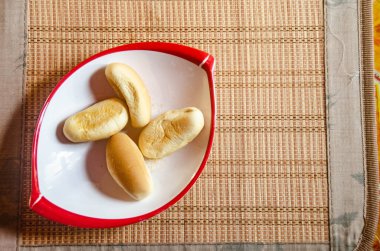 Pandesal - bu Filipinliler için en popüler kahvaltılardan biridir. Genellikle sıcak yerel kahveyle ortaktır..