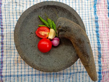 Sebzeli ve otlu bir tabak.