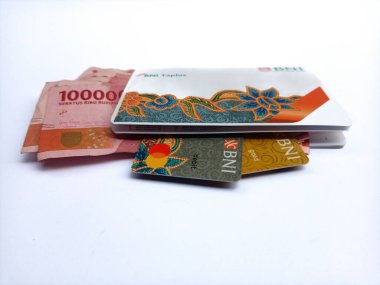 Subang, West Java, Endonezya, 27 Ekim 2023, BNI Taplus tasarruf defteri, banka kartı ve kredi kartı beyaz
