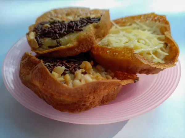 Mini martabak veya terang bulan, Endonezya 'nın tereyağlı ve tatlı aromalı yumuşak dokusuna sahip geleneksel atıştırmalıklarından biridir..