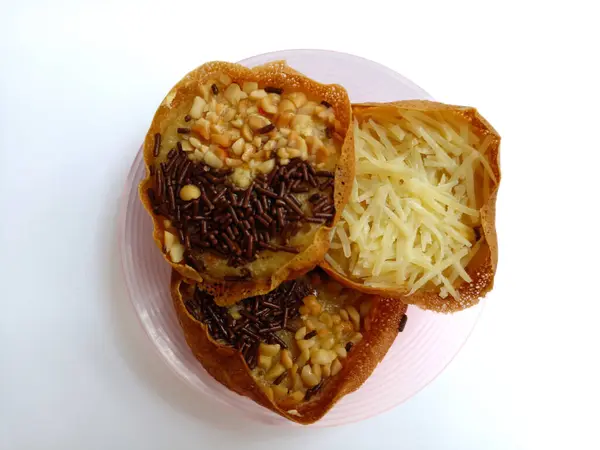 Mini martabak veya terang bulan, Endonezya 'nın tereyağlı ve tatlı aromalı yumuşak dokusuna sahip geleneksel atıştırmalıklarından biridir..