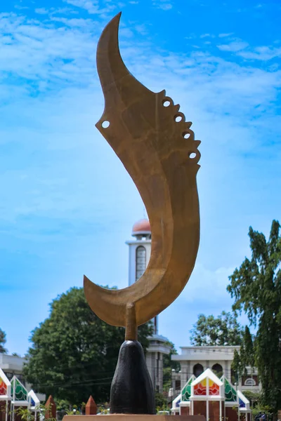 1 Ocak 2024 'te Kujang anıtı, arkasında mavi gökyüzü olan. Kujang, Sundan halkının geleneksel silahıdır..