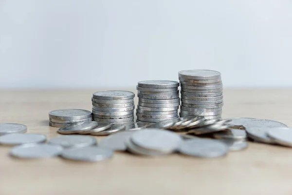 Fotoğraf: tumpukan koin di atas meja dengan latar belakang putih
