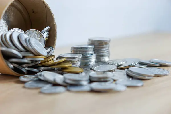 Dağınık madeni paralar beyaza izole edilmiş, finansal muhasebe kavramı