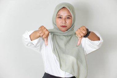 Güzel Asyalı kadınların portreleri bir şeye karşı çıkıyor ve ondan hoşlanmıyorlar.