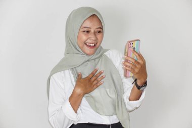 Güzel bir Asyalı kadının, arkadaşıyla görüntülü konuşma yaparken portresi.