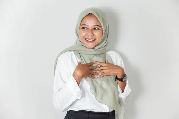 Güzel ve neşeli Asyalı kadın beyaz arka planda tesettür takıyor.
