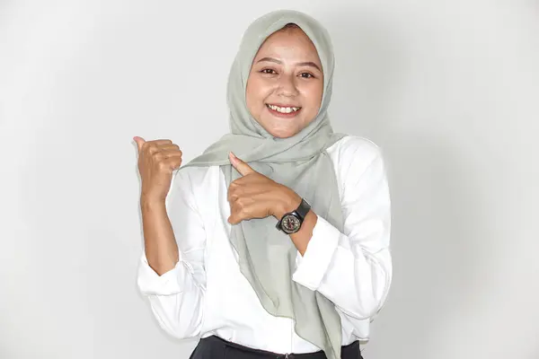 Güzel bir Asyalı kadının portresi parmaklarıyla boş bir yeri işaret ediyor.