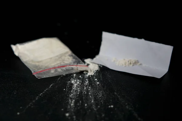 Plastiğe sarılı siyah arkaplanlı metamfetamin tipi uyuşturucuların çizimi