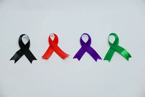 Siyah, kırmızı, mor ve yeşil leke şeritleri beyaz arkaplanda izole edilmiş.