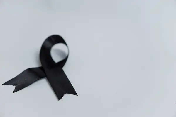 Beyaz arka plan için başsağlığı kurdelesi.