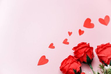 Güzel kağıt kalpler ve arka planda bokeh ışığı olan güller, Sevgililer Günü konsepti, yıldönümü, anneler günü ve doğum günü dilekleri.