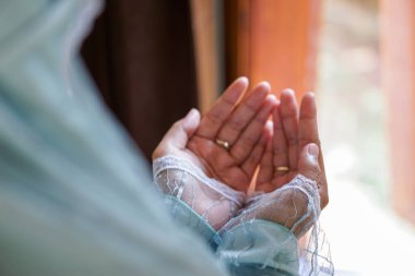 Genç, güzel Müslüman kadın dua ediyor.