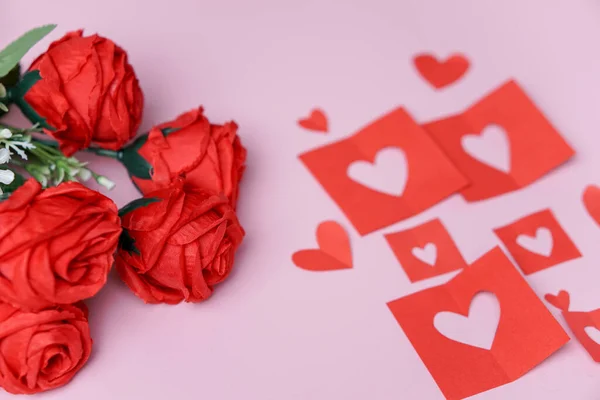 Güzel kağıt kalpler ve güller, Sevgililer Günü konsepti, yıldönümü, anneler günü ve doğum günü dilekleri.