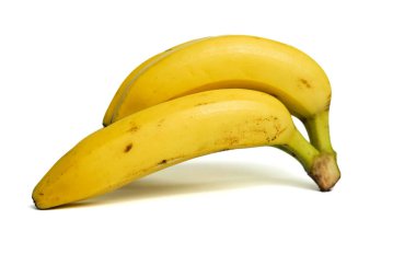 Beyaz arka planda izole edilmiş bir grup muzun yakın plan portresi.