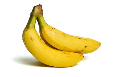 Beyaz arka planda izole edilmiş bir grup muzun yakın plan portresi.