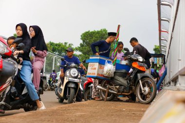 Subnan, Batı JAV, Indonezya. 8 Nisan 2024, seçici odaklanma, insanların yol kenarında abur cubur aldığı bir öğleden sonra sahnesi.