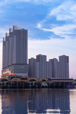 JAKARTA Nisan 13, 2024 Bir Resto Apung binasının portresi Ayna yansımalı bulutlu bir gündoğumunda