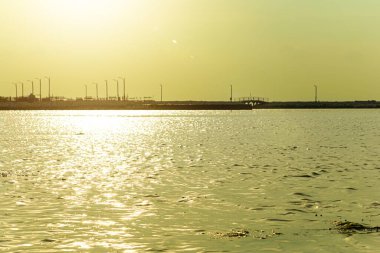 Öğleden sonra deniz suyunun ve rıhtımın güzel manzarası