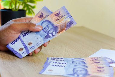 Bir elin portresi Rupah 'ın notlarını sayıyor.