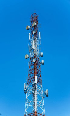 Açık mavi gökyüzü ile telekomünikasyon kulesinin portre görüntüsü