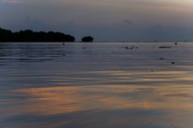 Renkli gökyüzü ile güzel bir gün doğumu manzarası