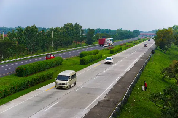 Subnan, Batı JAV, Indonezya. 8 Nisan 2024 'te. Cipali otobanındaki sabah atmosferi, Kurban Bayramı 'nın her iki tarafında da sessiz araçlar vardı.