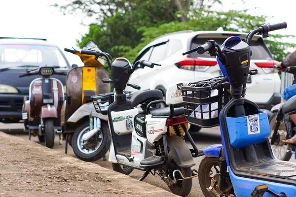 Subnan, Batı JAV, Indonezya. 8 Nisan 2024. Yolun kenarına iki mavi ve beyaz bisiklet park edilmişti..