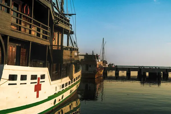 Rıhtımda dinlenen klinik gemisinin görüntüsü.