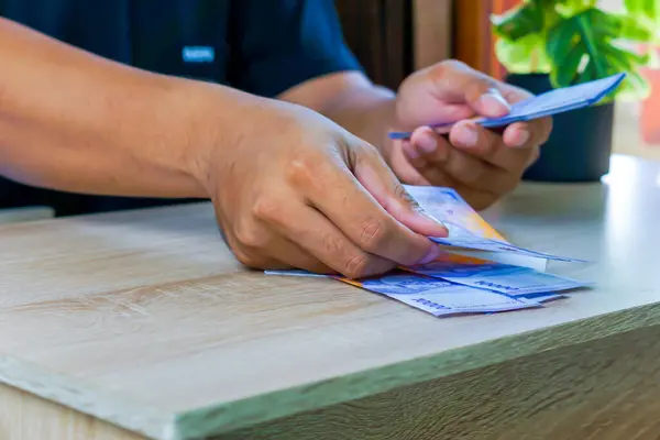 Rupah 'ı sayan Asyalı bir adamın portresi.