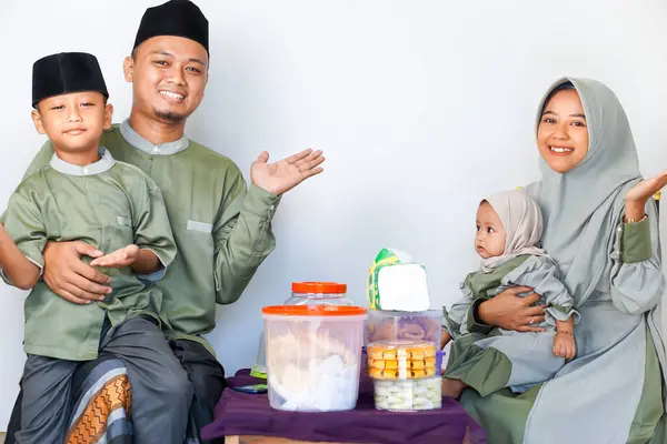 Kurban Bayramı 'nı kutlayan mutlu ve gülümseyen bir Müslüman aile portresi..