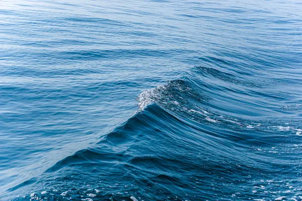 Mavi denizdeki dalgaların güzel manzarası.