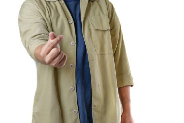 Bej ceketli bir insan iki eliyle popüler mini kalp hareketleri yapar. Sevgiyi ya da sevgiyi simgeler..