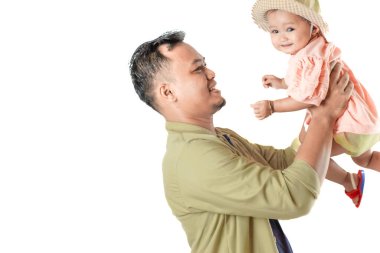 Sevimli bebeğini sevimli bir şapkanın içinde tutan mutlu bir baba. İkisi de sıcak bir şekilde gülümsüyor, sevgi dolu bir aile anı sergiliyorlar..