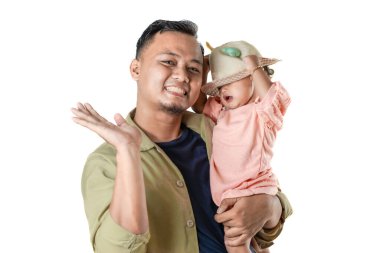 Sevimli bebeğini sevimli bir şapkanın içinde tutan mutlu bir baba. İkisi de sıcak bir şekilde gülümsüyor, sevgi dolu bir aile anı sergiliyorlar..