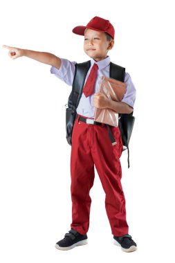 Kırmızı beyaz okul üniformalı genç bir Endonezyalı elinde bir kitapla ve sırt çantasıyla öne bakıyor..